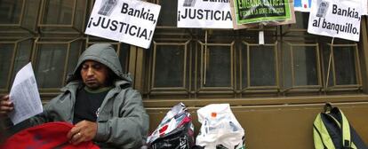 Uno de los manifestantes frente a la sede de Bankia.