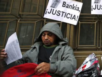 Uno de los manifestantes frente a la sede de Bankia.