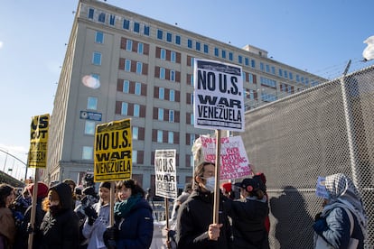 Protesta frente al Centro Metropolitano de Detención de Brooklyn (MDC), donde se encuentra el presidente de Venezuela, Nicolás Maduro, este domingo en Nueva York.