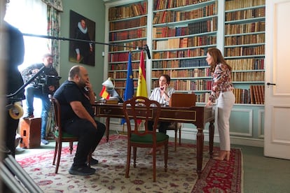 El director Alberto Ruiz Rojo, en un momento del rodaje de 'La ley del mar' con Blanca Portillo (ambos sentados), en una imagen cedida por la productora.