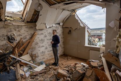 Oksana fue evacuada de la casa donde vivía con su madre y su abuela en la ciudad de Gostómel, a 25 kilómetros de Kiev, tras un bombardeo el 7 de marzo. Tras retirarse las tropas rusas de la zona, los residentes están volviendo a revisar los daños causados. En la imagen, Oksana revisaba ayer los restos de su vivienda para encontrar objetos que pudiera salvar. 