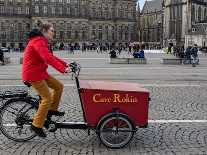 Una mujer maneja una bicicleta de reparto en Ámsterdam en 2019.