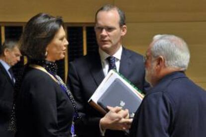 El ministro español de Agricultura, Alimentación y Medio Ambiente, Miguel Arias Cañete (dcha), conversa con la ministra alemana de Agricultura, Ilse Aigner (izq), y con su homólogo irlandés, Simon Coveney (c). EFE/Archivo