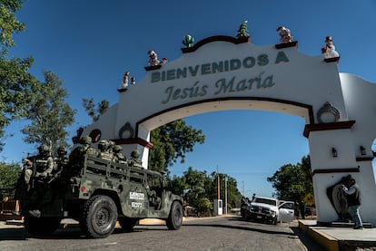 Un convoy militar llega a la sindicatura de Jesús María en Culiacán, el 7 de enero.