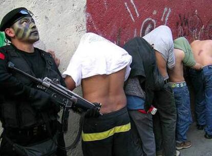 Un policía custodia a varios detenidos durante una redada en el barrio de Tepito, en la capital mexicana.