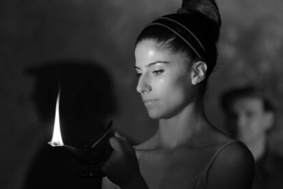 Fotograma de la instalación <i>La Dama de Corinto. Un esbozo cinematográfico, </i><b>de José Luis Guerin,</b> en el Museo Esteban Vicente de Segovia.