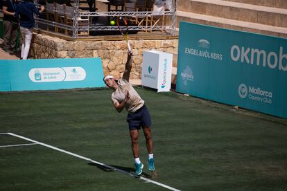 Nadal ejecuta un servicio durante la última sesión.