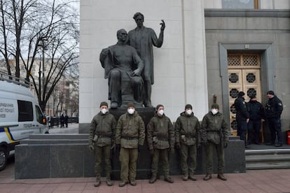 Policías junto al Parlamento.