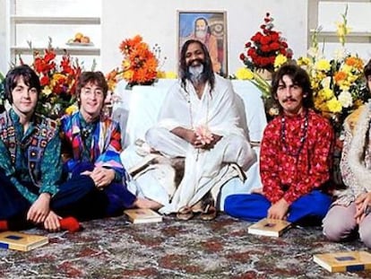 Los cuatro Beatles, en India con el gur&uacute; Maharishi Mahesh Yogi en 1968.