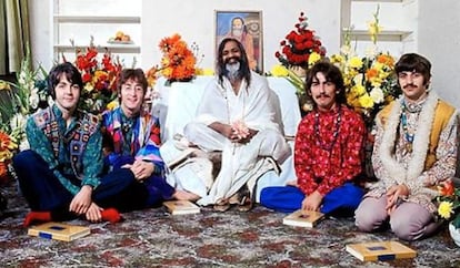 Los cuatro Beatles, en India con el gurú Maharishi Mahesh Yogi en 1968.