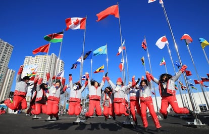 Voluntarios posan al finalizar la ceremonia de inauguración de la villa olímpica para los atletas participantes en los Juegos Olímpicos de Invierno de PyeongChang 2018.