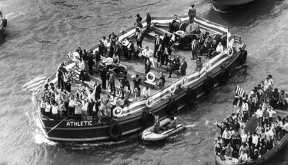 El Athletic celebra la liga en la gabarra en 1983.