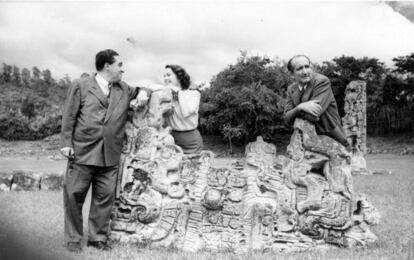 Agustín de Fuxá, la hija de un diplomático español y Leopoldo Panero, en las ruinas mayas de Copán (Honduras).