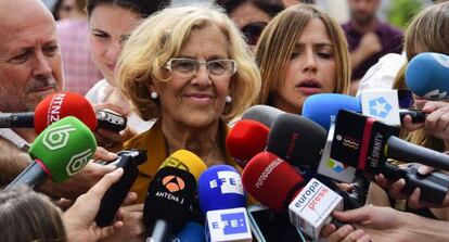 Carmena atiende a la prensa un día después de las elecciones.