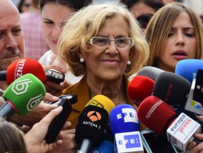 Carmena atiende a la prensa un día después de las elecciones.