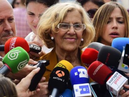 Carmena atiende a la prensa un día después de las elecciones.