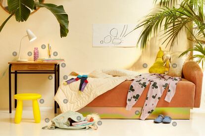<p><b>Un estudio de diversión</b></p> <p><b>1.</b> Lámpara de Ikea. 29,99 euros. <b>2.</b> Botella de colores de Kamchatka. 17 euros. <b>3.</b> Set de seis lápices HB (4,25 euros) y rotulador reciclado Greenpoint (1,31 euros), todo de Stabilo. <b>4.</b> Vaso de Do Design. 2,10 euros. <b>5.</b> Libros de la editorial Kalandraka: Inventario de dinosaurios (17 euros) y Rosa Caramelo (15 euros). <b>6.</b> Mesa de escritorio de Bonton. 195 euros. <b>7.</b> Calcetines de Happy Socks. 8 euros. <b>8.</b> Taburete amarillo de Ikea. 6 euros. <b>9.</b> Edredón natural de Zizzz. 129 euros. <b>10.</b> Mochila de Eastpak. 70 euros. <b>11.</b> Libros: Leotolda (14,42 euros) y La declaración universal de los derechos humanos (13,94 euros), los dos de La Central. <b>12.</b> Muñeco Gabby Goose, en Circo Kids. 34 euros. <b>13.</b> Cojín de Ferm Living. 49 euros. <b>14.</b> Muñeco de Kamchatka. 36 euros. <b>15.</b> Pijama estampado de The Animals Observatory. 105 euros. <b>16.</b> Zuecos de Birkenstock. 55 euros.</p>