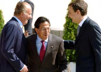 Alejandro Toledo es recibido en el Palacio de la Zarzuela por el Rey y el presidente del Gobierno.