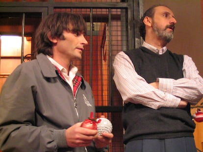 Emilio (Fernando Tejero) y Juan Cuesta (José Luis Gil), el repudiado presidente de la comunidad.