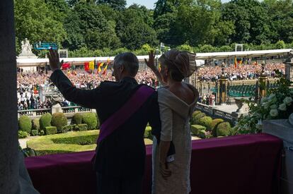 Los nuevos Reyes de Bélgica saludan a la multitud congregada frente al Palacio Real en Bruselas.