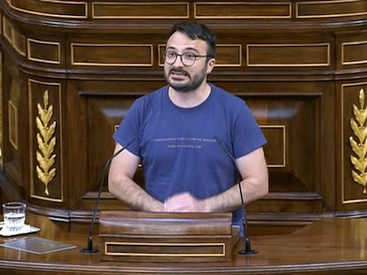 El diputado de la CUP, Albert Botran, durante el Pleno de este martes, en el momento en que hablaba en catalán.