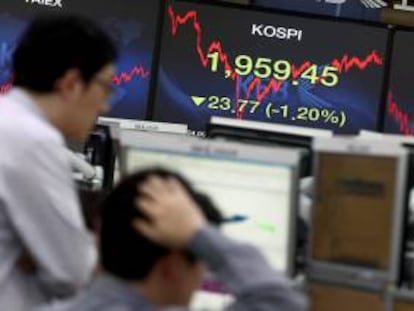 Corredores de bolsa surcoreanos trabajan junto a varias pantallas en una oficina del banco surcoreano Exchange Bank, en Corea del Sur. EFE/Archivo