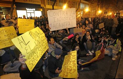 Pancartas contra el fallo exculpatorio a Camps durante la manifestación contra los recortes sociales.