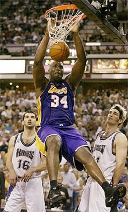 Shaquille O&#39;Neal machaca la canasta ante unos impotentes Stojakovic y Pollard.