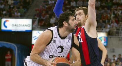 El alero del Baskonia, Andrés Nocioni, bloquea el paso del alero vizcaíno Álex Mumbrú. 