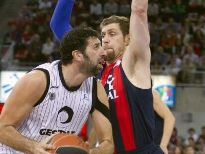 El alero del Baskonia, Andrés Nocioni, bloquea el paso del alero vizcaíno Álex Mumbrú. 