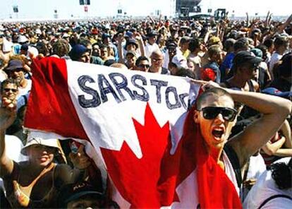 Una joven porta una bandera canadiense durante el macroconcierto del miércoles