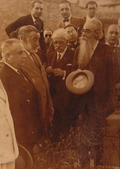 Valle-Inclán como presidente del Ateneo, junto con otros miembros de la directiva.