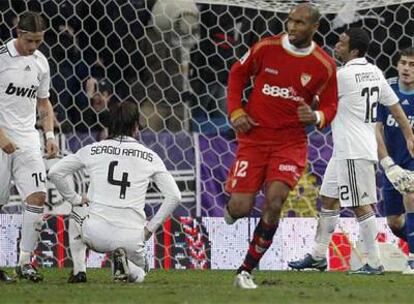 Kanouté regresa al centro del campo tras uno de los goles del Sevilla al Madrid mientras Guti, Ramos, Marcelo y Casillas se lamentan.