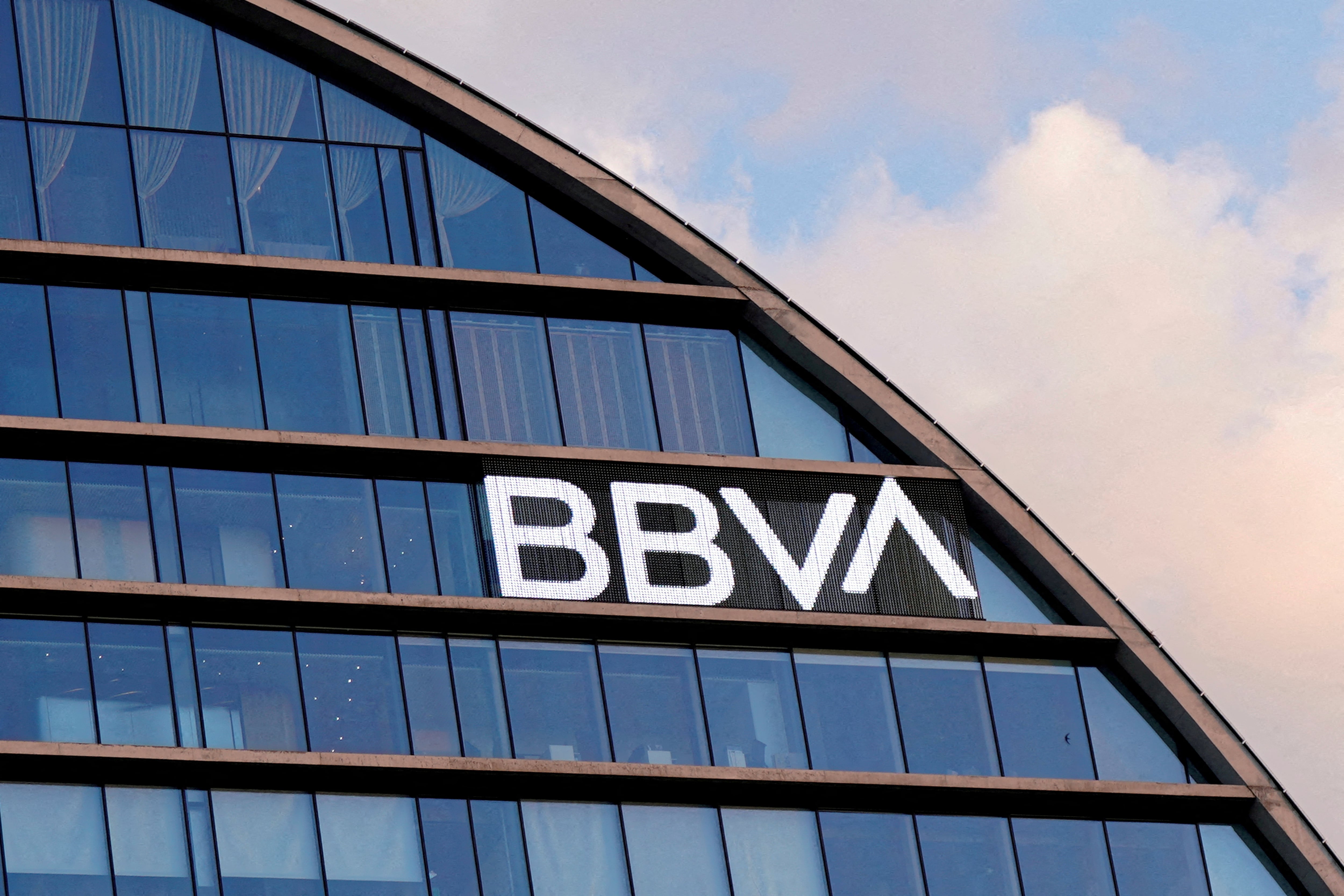 Logotipo de BBVA en su sede en Madrid, conocida como La Vela.