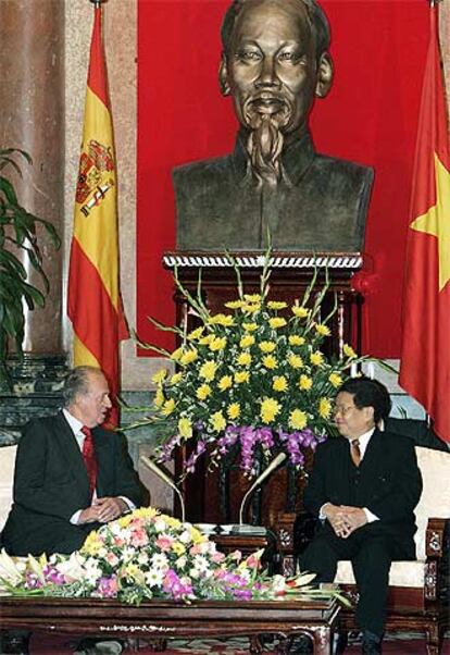 El rey Juan Carlos y el presidente de Vietnam, Tran Duc Luang, dialogan en el palacio presidencial de Hanoi.