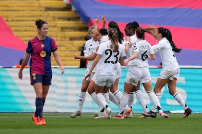 Las jugadoras del Real Madrid celebran el gol de Alba Redondo, este domingo en Barcelona.