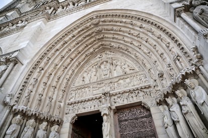 Una de las puertas de entrada de la catedral de Notre Dame tras su restauración, este viernes. 