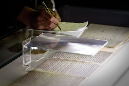 Manuscritos de escritor chileno en la exposición "Archivo Bolaño, 1977-2003".