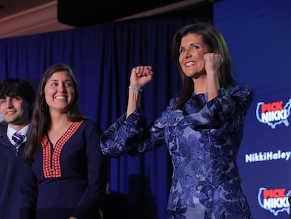 La candidata a las primarias republicanas Nikki Haley, con su hija, Rena Haley, y su hijo, Nalin Haley, este martes en Concord (New Hampshire), tras las elecciones primarias.