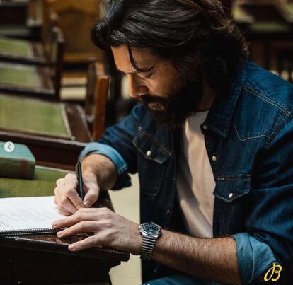 
El actor Álvaro Morte, conocido por su papel como Profesor en la exitosa serie 'La Casa de Papel', se incorpora al squad de embajadores de la relojera suiza Breitling, que destaca su carácter detallista y perfeccionista.