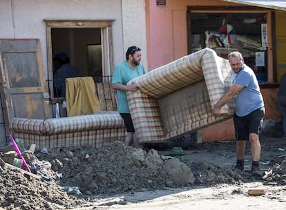 En un nuevo balance de daños, se ha dado a conocer que 40.000 hogares aún continúan sin suministro eléctrico. En la imagen, residente de Tongoy (Chile) limpian su casa tras el tsunami.