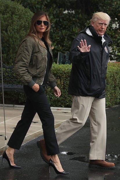 En plena catástrofe por el huracán Harvey Melania Trump visitó la zona afectada subida a unos zapatos de tacón de varios centímetros de altura. Melena al viento, pero muy peinada, chaqueta bomber y pantalones ajustados completaban su elección. El conjunto provocó todo un revuelo en Twitter y titulares en los principales diarios del mundo. La primera dama lo enmendó rápido: cuando llegó a Texas bajó del avión en zapatillas de deporte blancas, con el pelo recogido en una coleta.