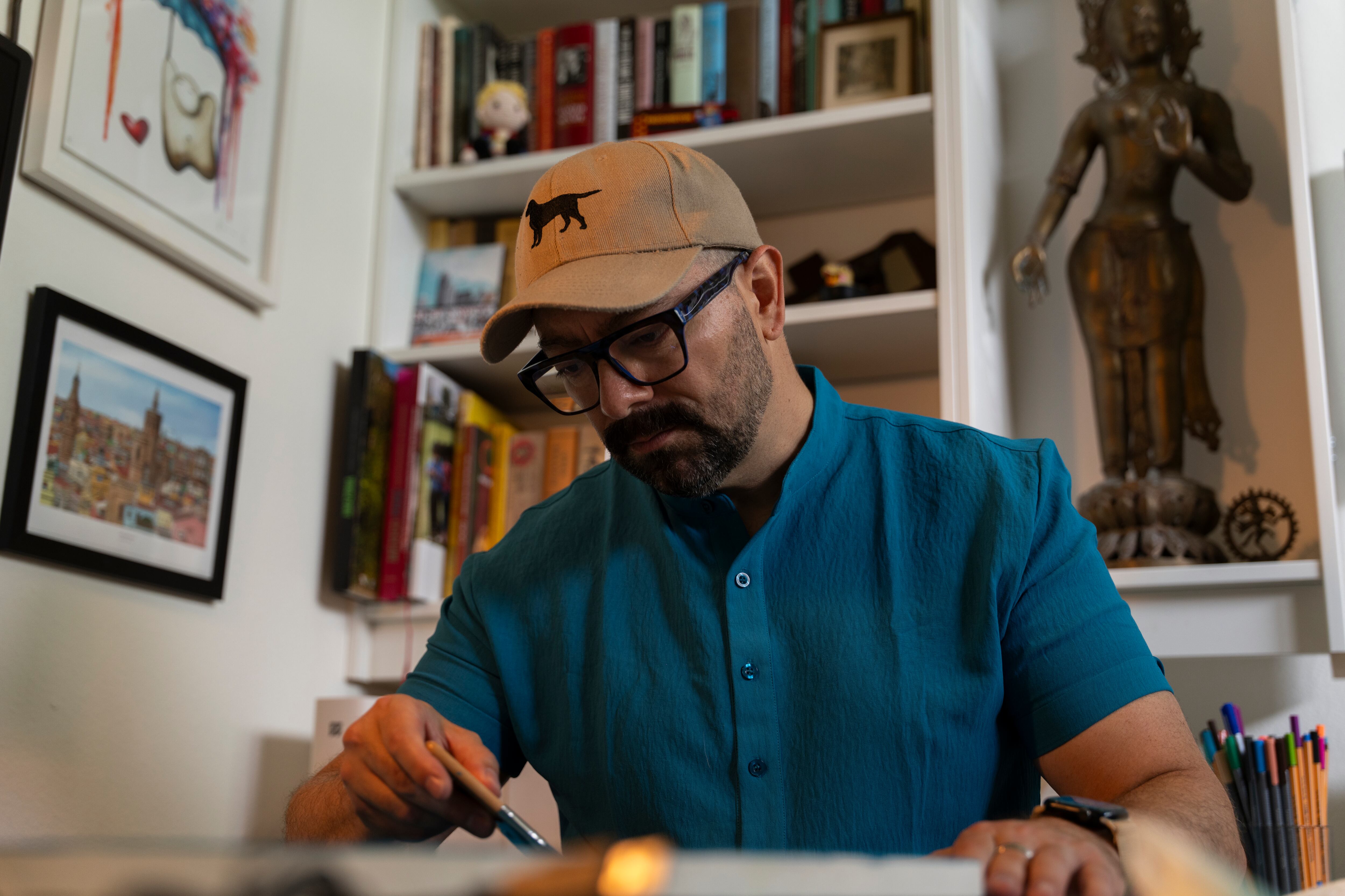 Marko Rakower, dibujando en su casa de Austin, Texas, el pasado viernes.