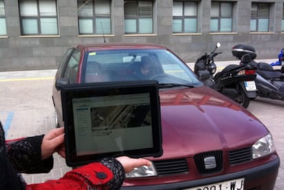 La tecnología, desarrollada por la UPC y la empresa Urbiótica, informa en tiempo real  de los aparcamientos libres a través del móvil, portátil, navegador del coche, iPad o los paneles luminosos de la vía pública.