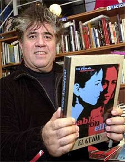 Pedro Almodóvar sostiene el guión de su película.