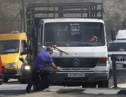 En las imágenes del incidente en el que murió el colono israelí distribuidas por las agencias de noticias se observa que el colono Hasnu vestido con pantalón y polo azules camina por la calzada con un palo de gran tamaño en la mano antes de situarse ante un camión Mercedes blanco en medio de una humareda generada por los disturbios en Cisjordania.