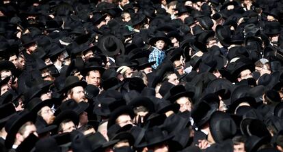 Judíos ultraortodoxos en el funeral de un destacado rabino en Israel.