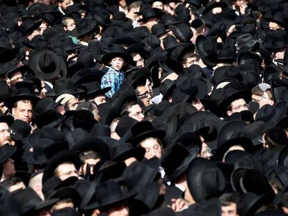 Judíos ultraortodoxos en el funeral de un destacado rabino en Israel.