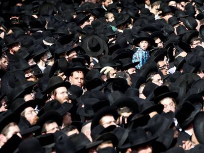 Judíos ultraortodoxos en el funeral de un destacado rabino en Israel.