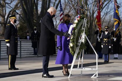El presidente Joe Biden y la vicepresidenta Kamala Harris presentan la ofrenda floral en la Tumba del Soldado Desconocido.
